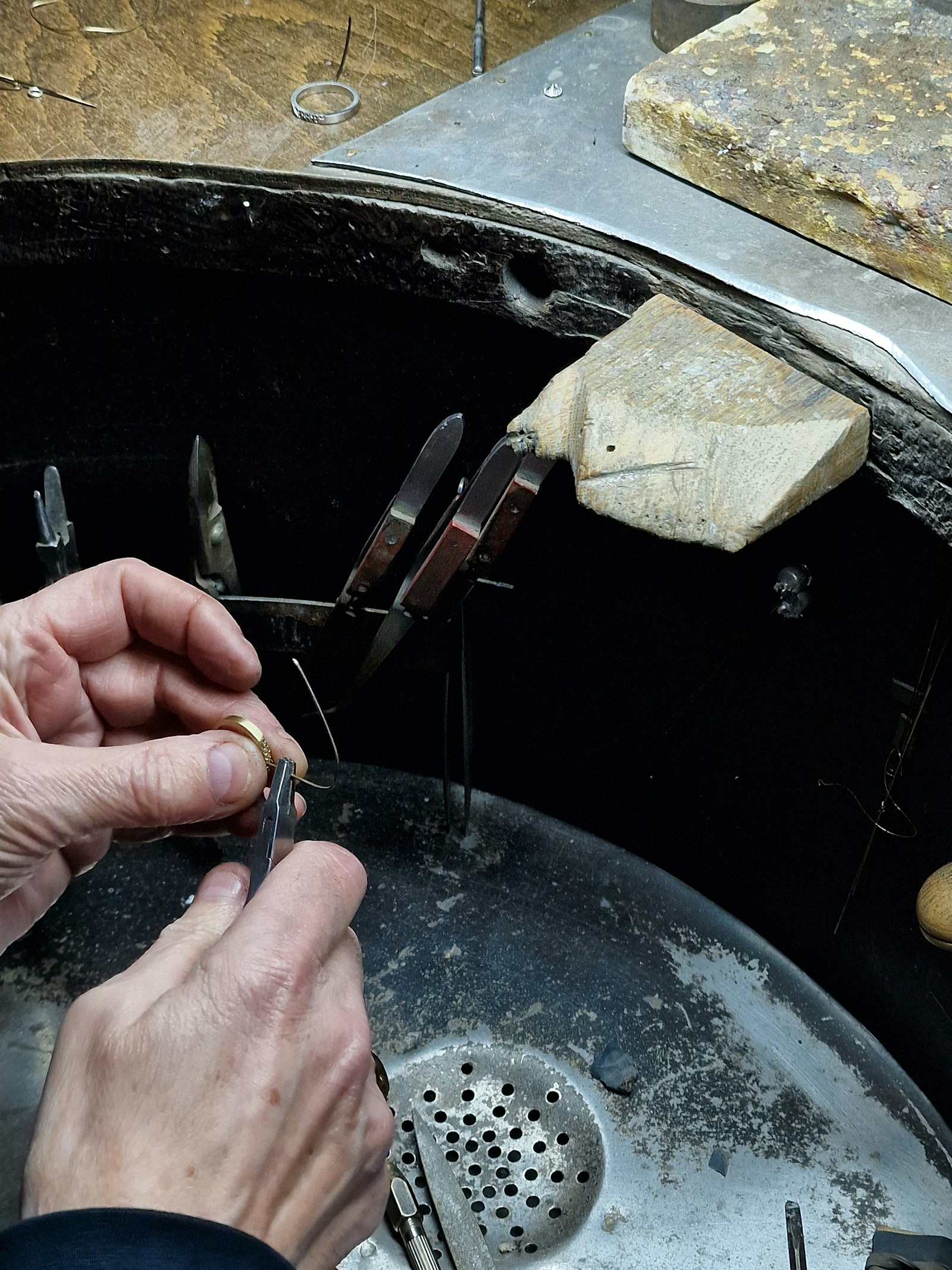 Hände bei der sorgfältigen Prüfung eines Rings
