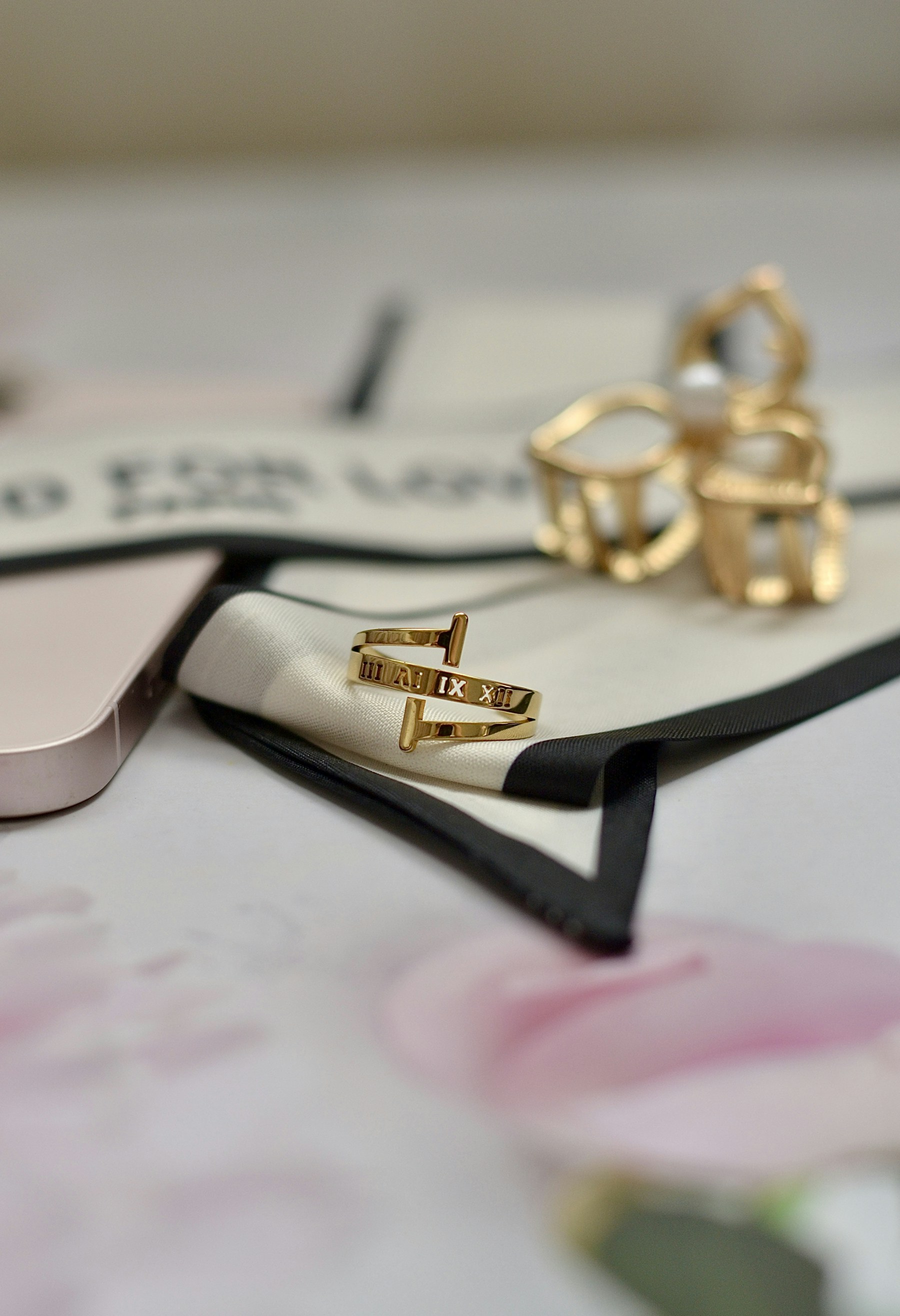 Goldschmuck in natürlicher Umgebung